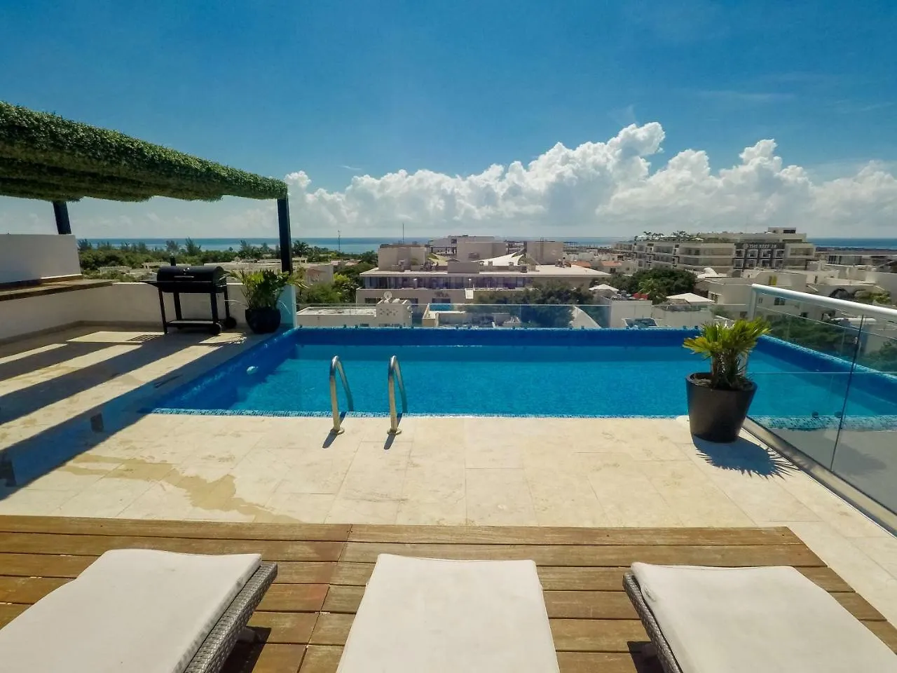 Menesse 32 Luxury Apartments By Mikitito Rentals Playa del Carmen